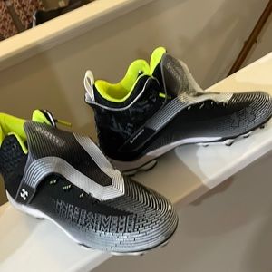 Under Armour, men’s football cleats size 10